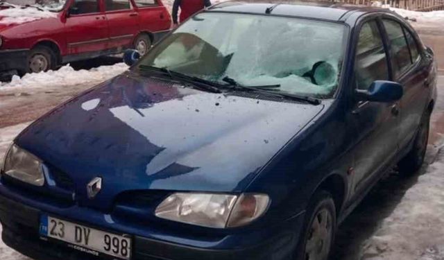 Üzerine buz düşen aracın camı kırıldı