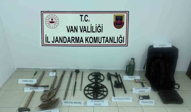 Van’da tarihi kale yakınında kaçak kazıya suçüstü