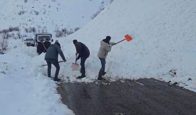 Vatandaşlar el ele verdi, yola düşen çığı kaldırdı