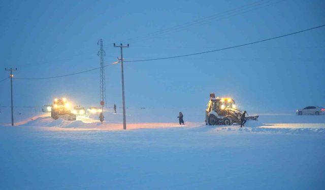 Yoğun kar Muş’ta ulaşımı felç etti: 121 köy yolu kapalı