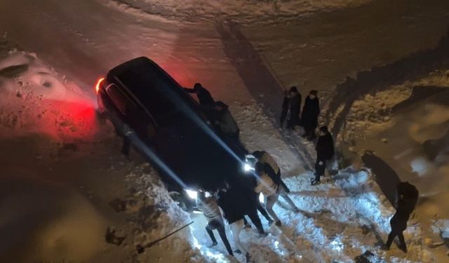 Yüksekova'da kara saplanan araçlar imece usulüyle çıkarıldı