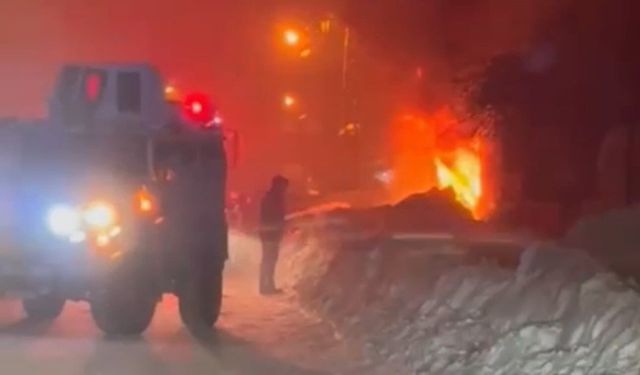 Yüksekova’da korkutan yangın: Bir aile evsiz kaldı