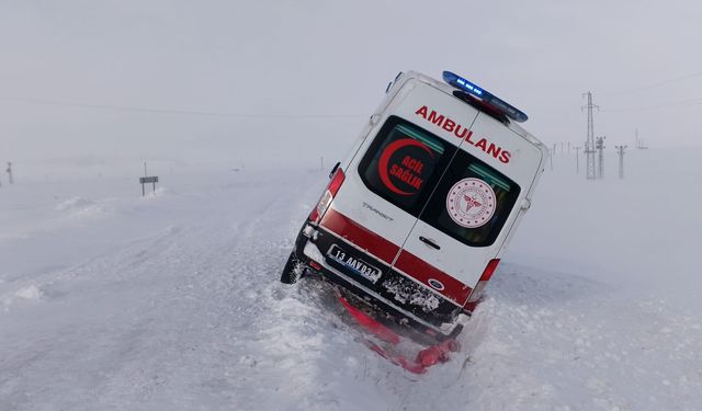 Ahlat’ta ambulans karda mahsur kaldı, hasta başka ambulansla taşındı