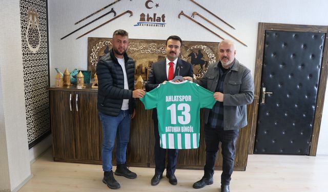 Ahlat Spor’dan Kaymakam Bingöl’e forma hediyesi
