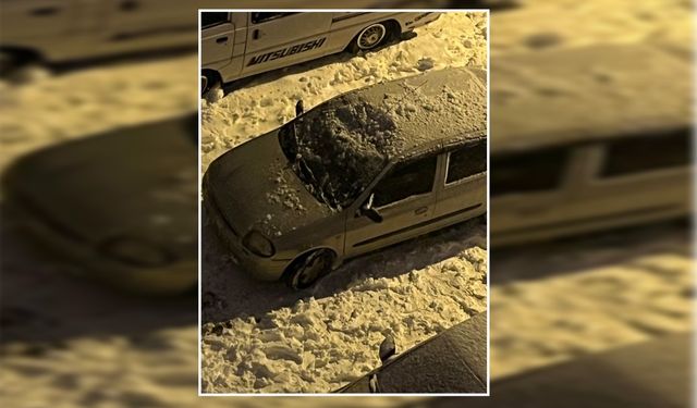 Ahlat’ta çatıdan düşen buz araca zarar verdi