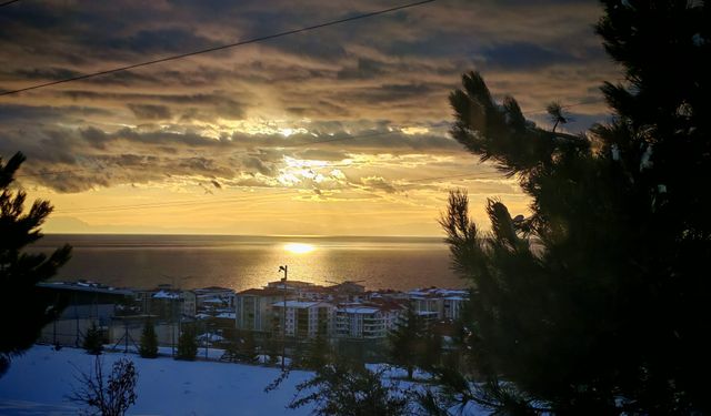 Ahlat’ta karla bütünleşen gün batımı büyüledi