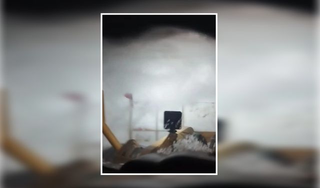 Ahlat'ta tipi altında karla mücadele kameraya yansıdı