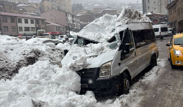 Bitlis’te çatıdan kopan kar kütlesi hareket halindeki minibüsü kullanılamaz hale getirdi