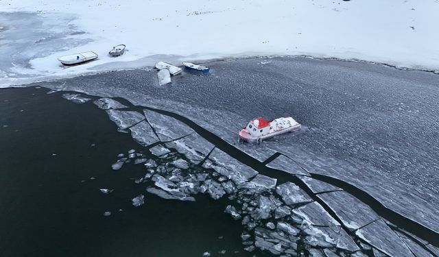 Nazik Gölü’nde kış masalı: Tekneler buzların içinde