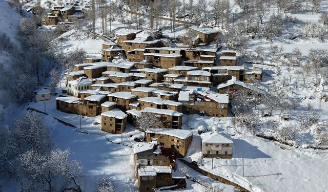 Taş evlerin kartpostallık kış manzarası dronla görüntülendi