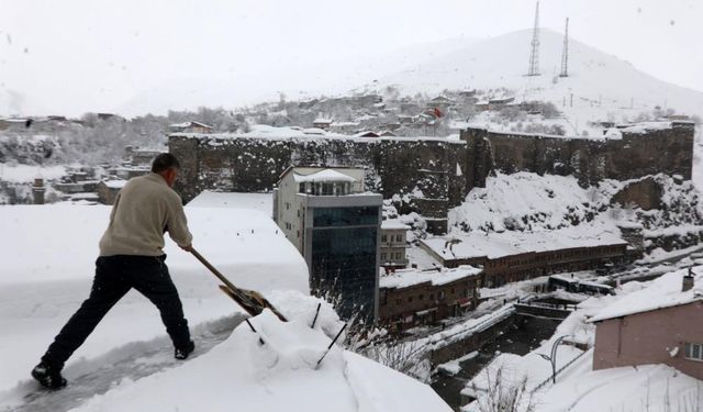 Bitlis'te çatılarda kar küreme seferberliği