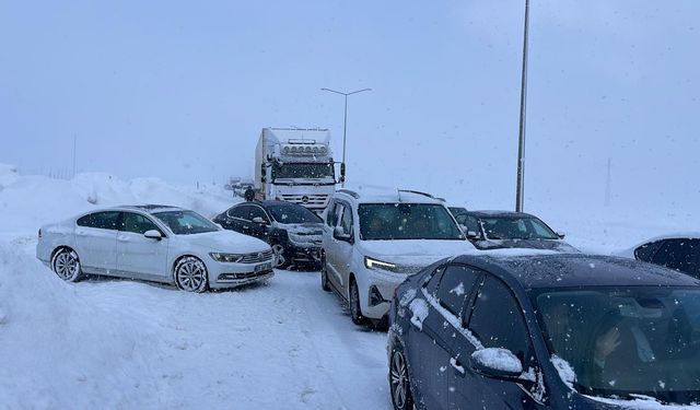 Bitlis Rahva’da yoldan çıkan tır trafiği kapattı