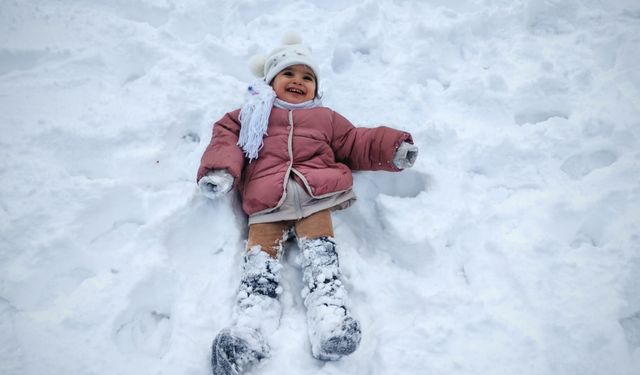 Çocuklar kara doymadı: Soğuğa rağmen sokaklar şenlendi