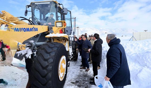 Bitlis’te yoğun kar mesaisi: Köy yolları açık tutuluyor