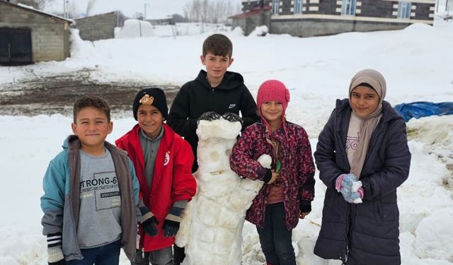 Güroymak’ta çocuklar kar tatilini kardan adam yaparak değerlendirdi