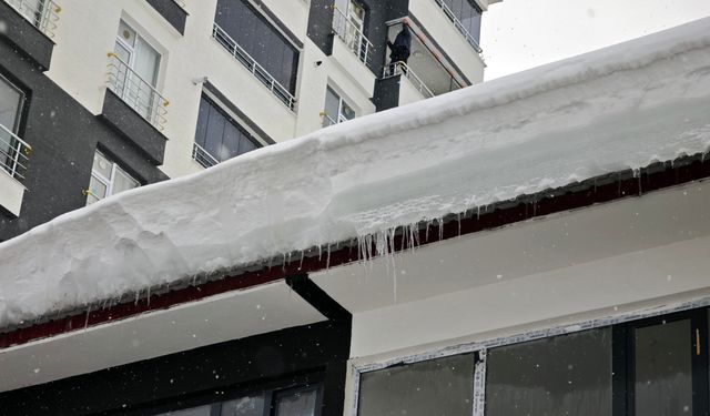 Bitlis’te çatı ve damlardaki kar kalınlığı 1 metreye ulaştı