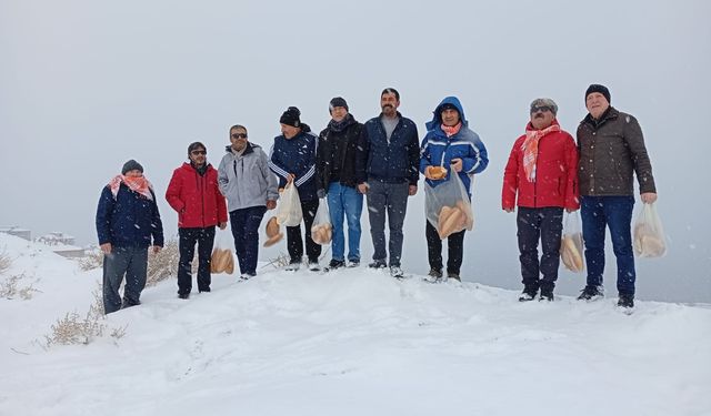 Doğaseverlerden zorlu kış şartlarında örnek davranış