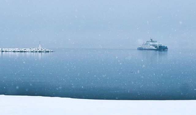 Van Gölü’nde kar altında görsel şölen: Dev feribotların yolculuğu hayran bıraktı