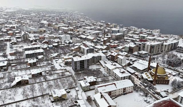 Beyaz örtü altındaki tarihi ilçe Ahlat, dron kamerasında