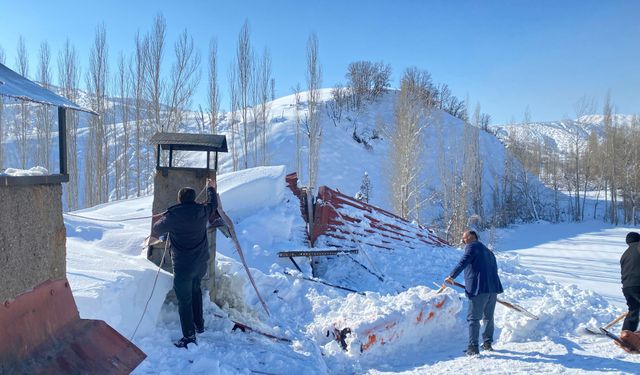 Hizan’da kar yükü çatıyı çökertti!