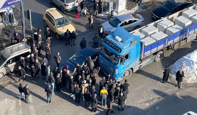 Tatvan’da Tır ile Otomobil Çarpıştı: Kısa Süreli Gerginlik Yaşandı