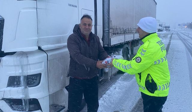 Olumsuz hava nedeniyle Tatvan’da bekleyen tır sürücülerine kumanya dağıtıldı