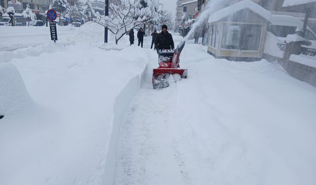 Güroymak'ta karla mücadele çalışmaları aralıksız devam ediyor
