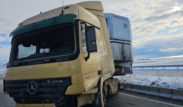 Adilcevaz’da karpuz yüklü tır kaza yaptı