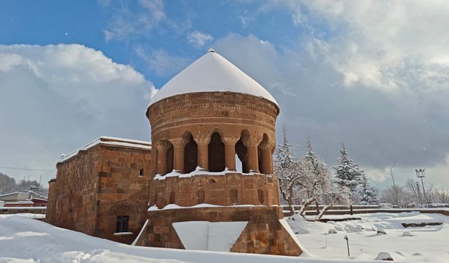 Açık hava müzesi Ahlat’tan masalsı kar manzaraları