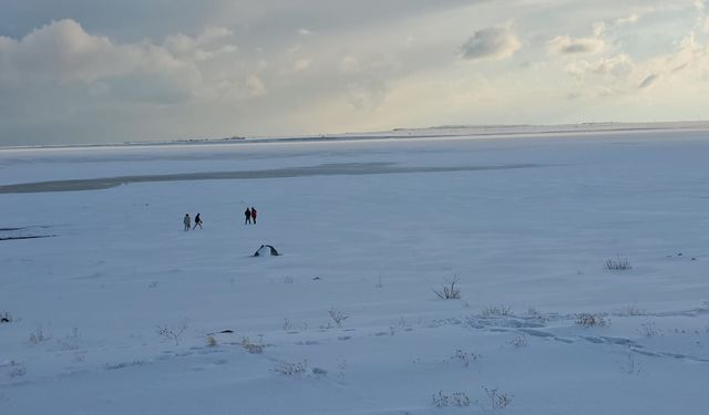 Kuş cenneti Arin Gölü tamamen dondu