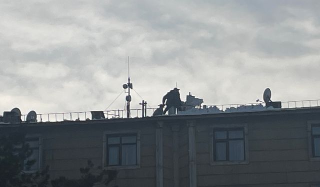 Tatvan’da tehlikeli çatı temizliği