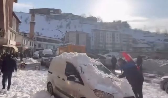 Bitlis’te çatıdan düşen kar kütlesi ticari aracı kullanılamaz hale getirdi