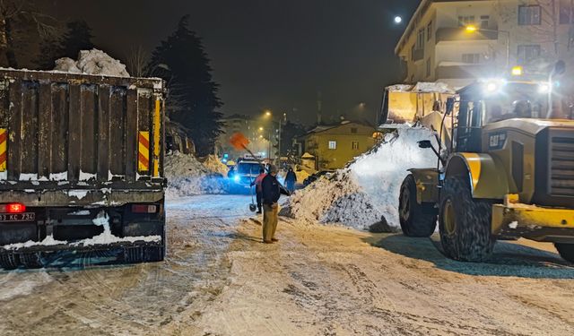 Hizan’da kar mesaisi gece saatlerine kadar devam ediyor
