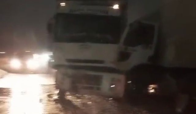 Tatvan’da iki tır kafa kafaya çarpıştı