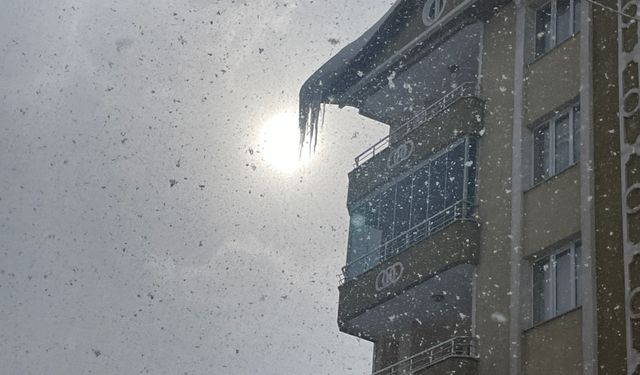 Tatvan’da kar ve güneş şovu