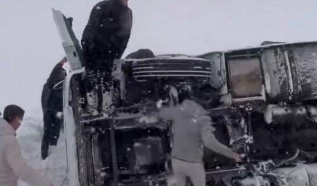 Tatvan’da Kar Yağışı Kazaya Neden Oldu: Tır Yoldan Çıktı