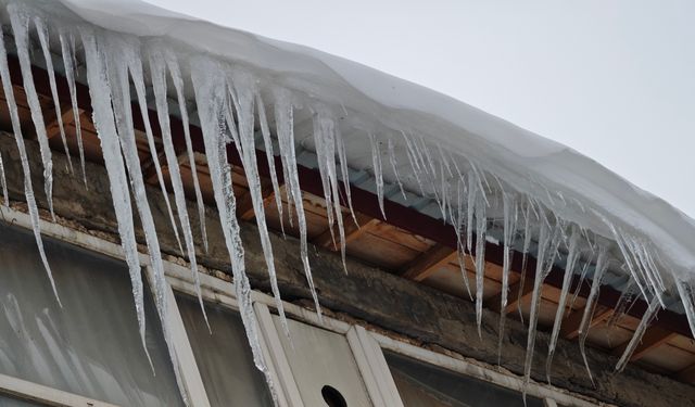Ahlat’ta dondurucu soğuklar: Saçaklarda dev buz sarkıtları oluştu