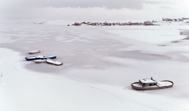 Nazik Gölü tamamen dondu, ortaya kartpostallık manzaralar çıktı