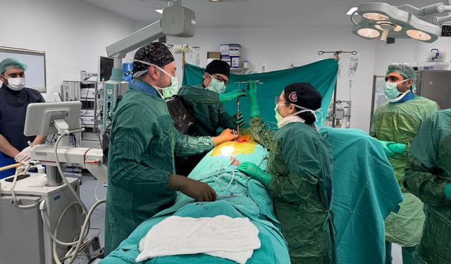 Bitlis Devlet Hastanesi’nde bir ilk: Kapalı yöntem omurga ameliyatı yapıldı