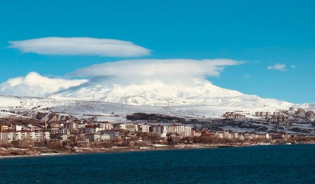 Süphan Dağı’nda mercek bulutu hayranlık oluşturdu