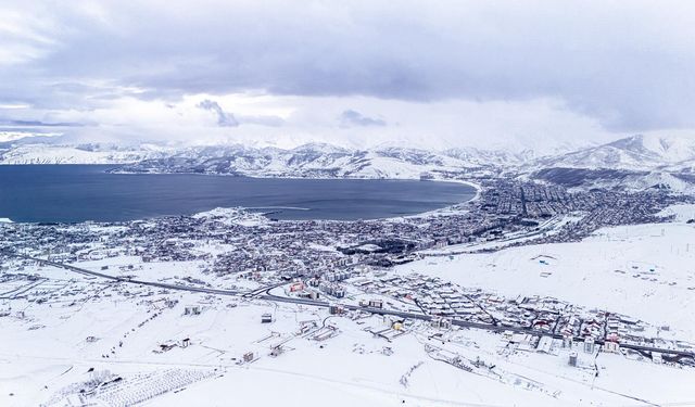 Tatvan’ın kış güzelliği havadan görüntülendi