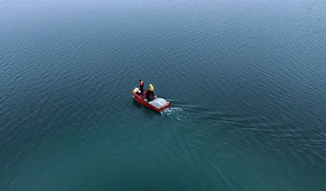 Nazik Gölü'nde balıkçı tekneleri don öncesi son ağlarını attı