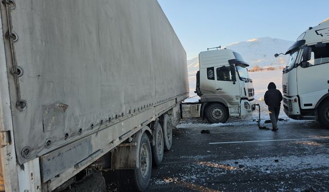 Buzlanan yolda kayan tır yolu kapattı