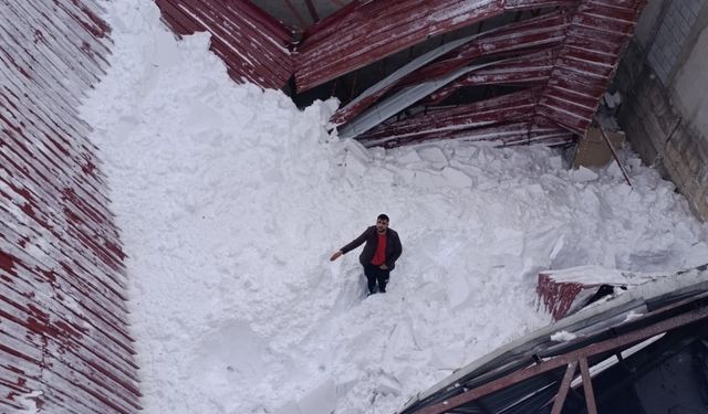 Tatvan sanayi sitesinde çatı çöktü: 1 kişi yaralı kurtarıldı