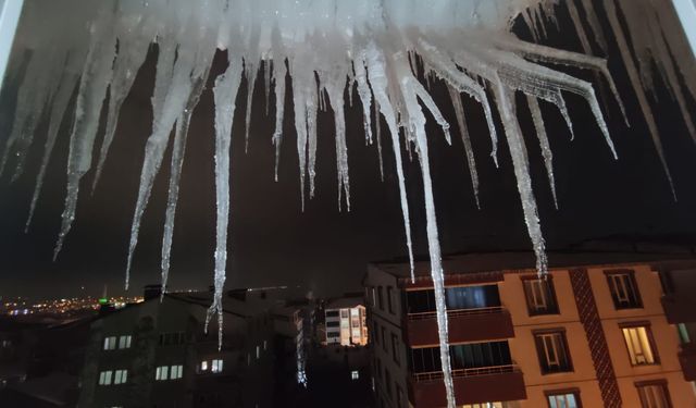 Tatvan'da çatılarda buz sarkıtları tehlike oluşturuyor