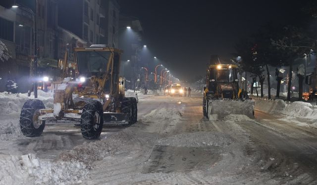 Güroymak Belediyesi kar mesaisine devam ediyor