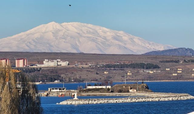 Süphan Dağı’nın Karlı Zirvesi Tatvan’dan Görüldü, Kartpostallık Manzaralar Oluştu
