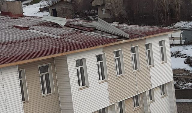 Tatvan’da Etkili Olan Fırtına Okulun Çatısını Uçurdu