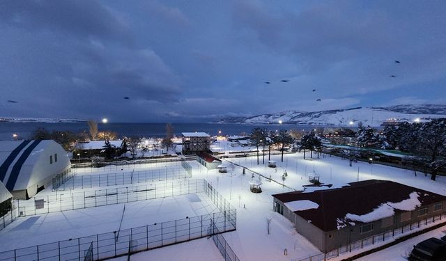 Tatvan’da iftar saatinde kar ve göl manzarası büyüledi