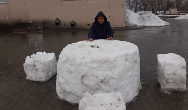 Tatvan’da Vatandaş Kardan Masa ve Sandalye Yaptı